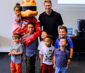 Carrera en STEM con Josef Newgarden: Un día lleno de diversión, aprendizaje y carreras en el Adventure Science Center con Red Racer Books