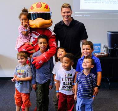 Correre nelle STEM con Josef Newgarden: Una giornata divertente di apprendimento e corse all'Adventure Science Center con Red Racer Books